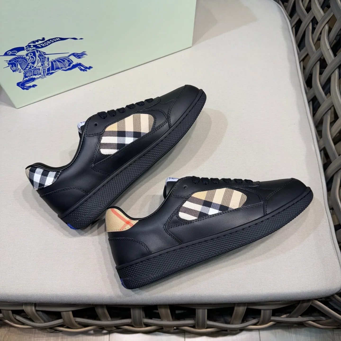 [Burberry] Top P: 680💰Size: 38-44 (45.46 custom-made) Burberry official website synchronized men's classic low-top sneakers | Made of original first-layer cowhide | Decorated with renewed brand logo | First-layer cowhide lining | Heel decorated with Burberry letter embossed logo | Original TPU outsole.
